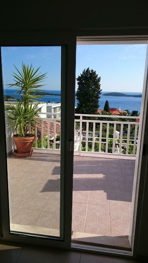 Mare Hvar Town